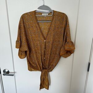 CLEANOUT SALE MAKE ME AN OFFER  Floral tie top with flouncey sleeve